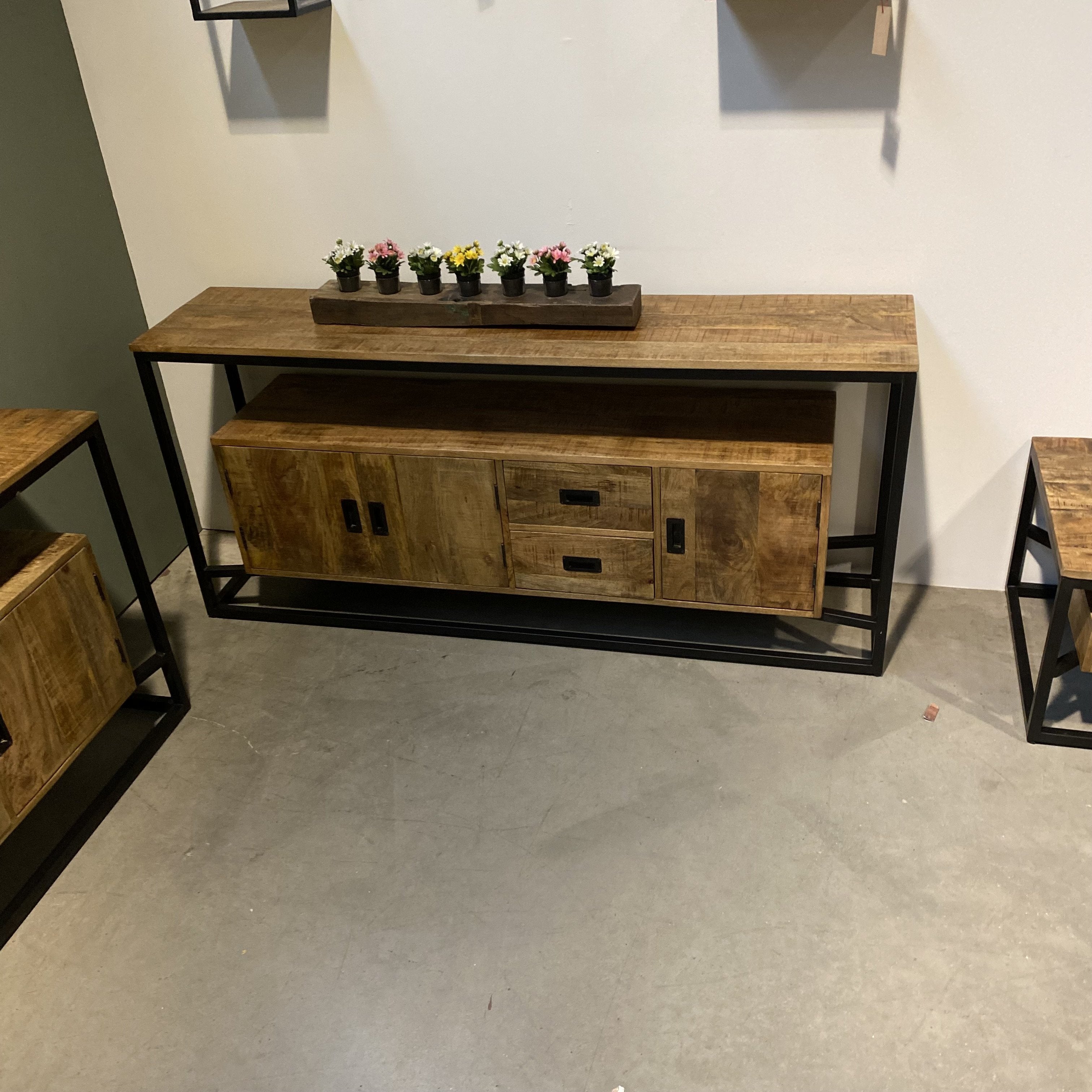 Sidetable / Dressoir Industrieel Design | Mangohout en Staal | 180x40x80 - Industrieelinhuis.nl